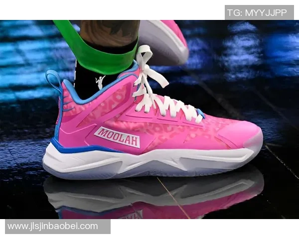 球星们穿粉色足球鞋的独特魅力与赛场表现分析